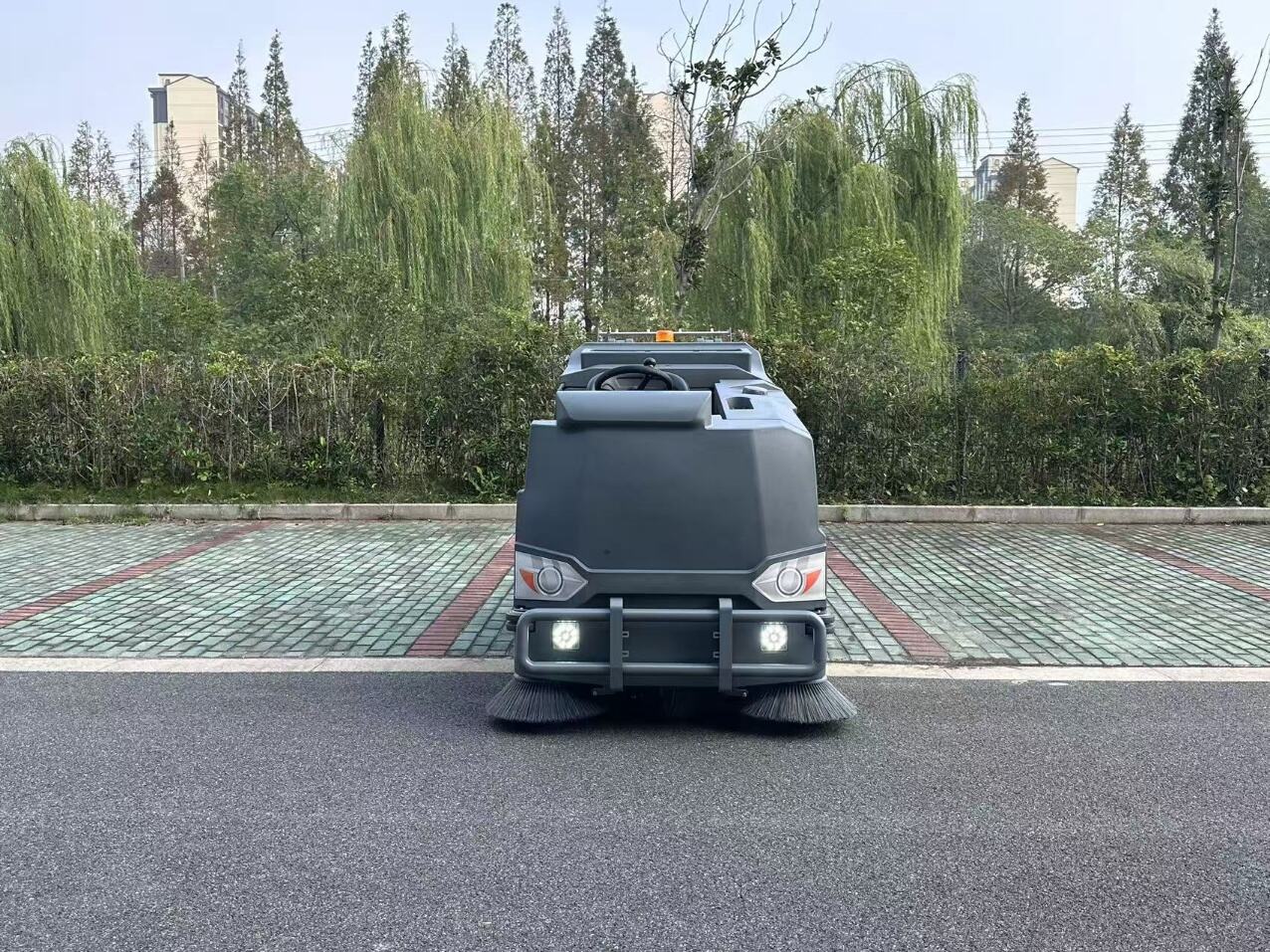 速くて効果的な床掃除に最適なフロアスイーパー