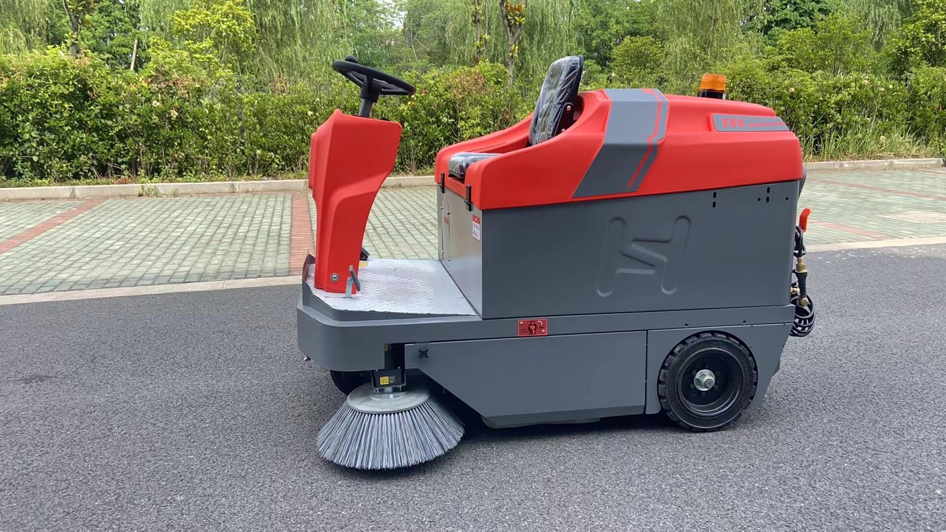 アップグレードされたフロアスイーパーをぜひご検討ください。エルゴノミックハンドル搭載です。