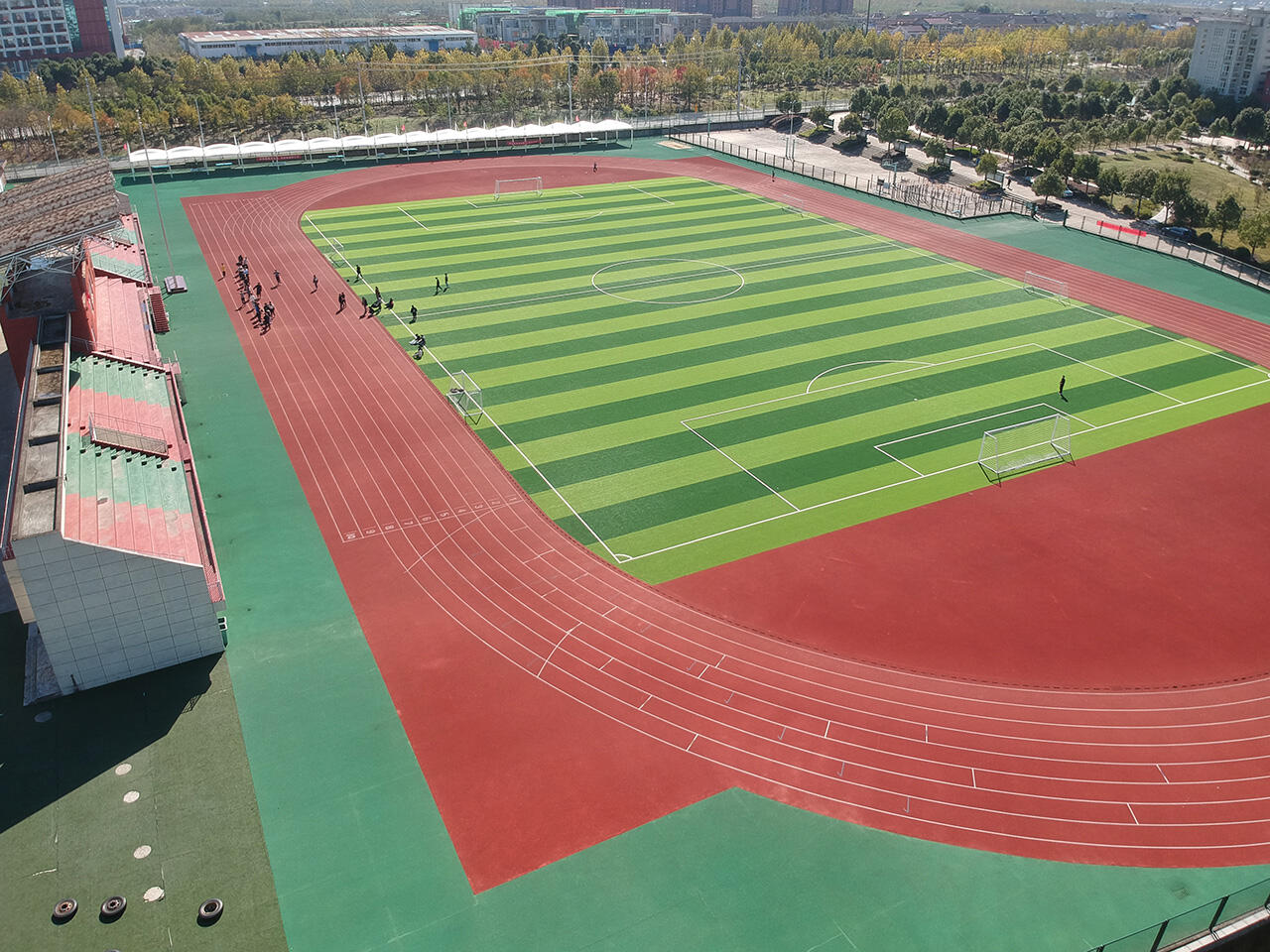学校操场.jpg