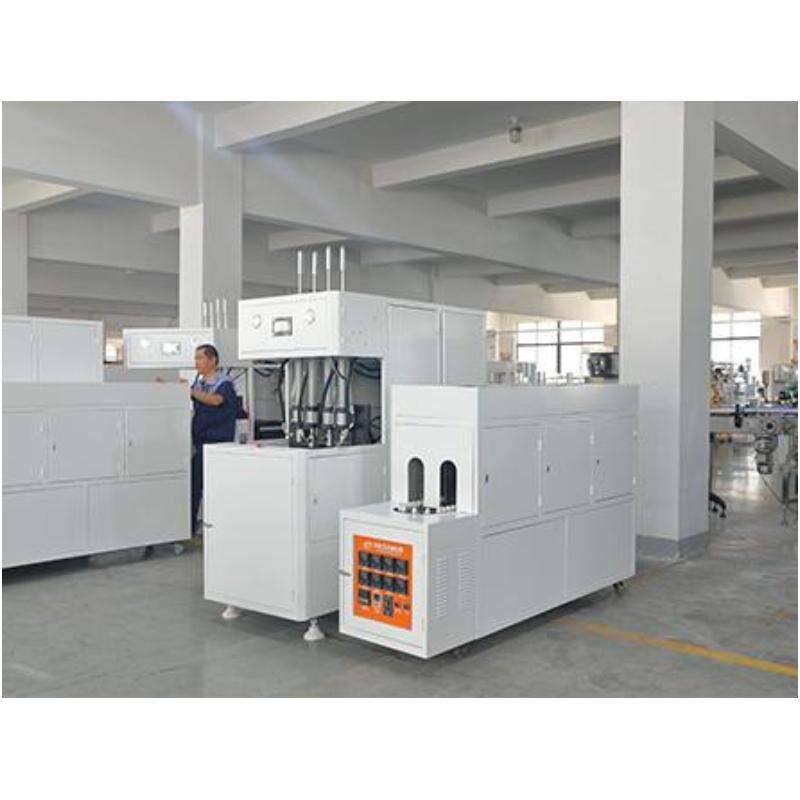 Semi-automatic blow molding machineis