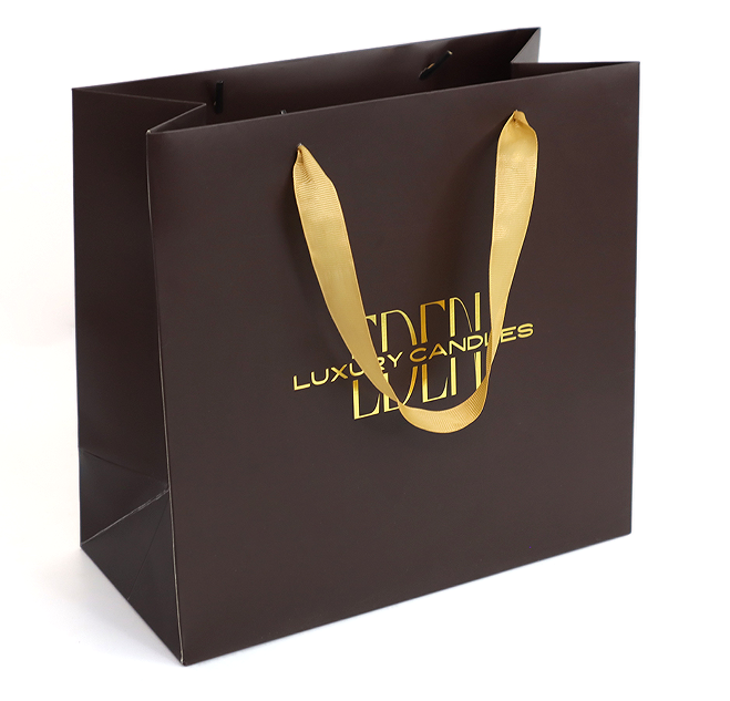 ما حجم كيس الورق الذي يكمل مجموعات علب مستحضرات التجميل؟