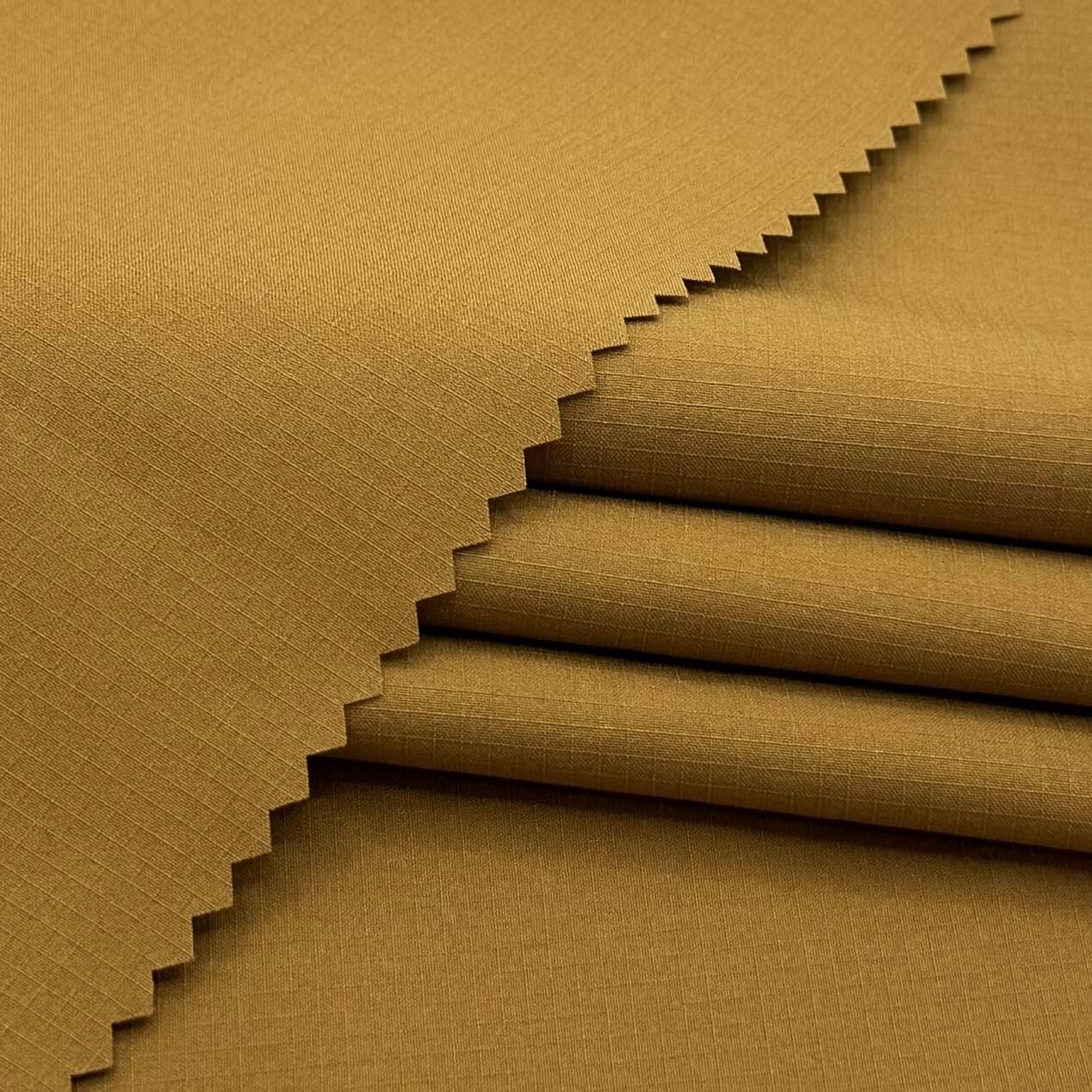 Quali sono i vantaggi dell’utilizzo di tessuti in misto poliestere ed elastan nell’abbigliamento moda?
