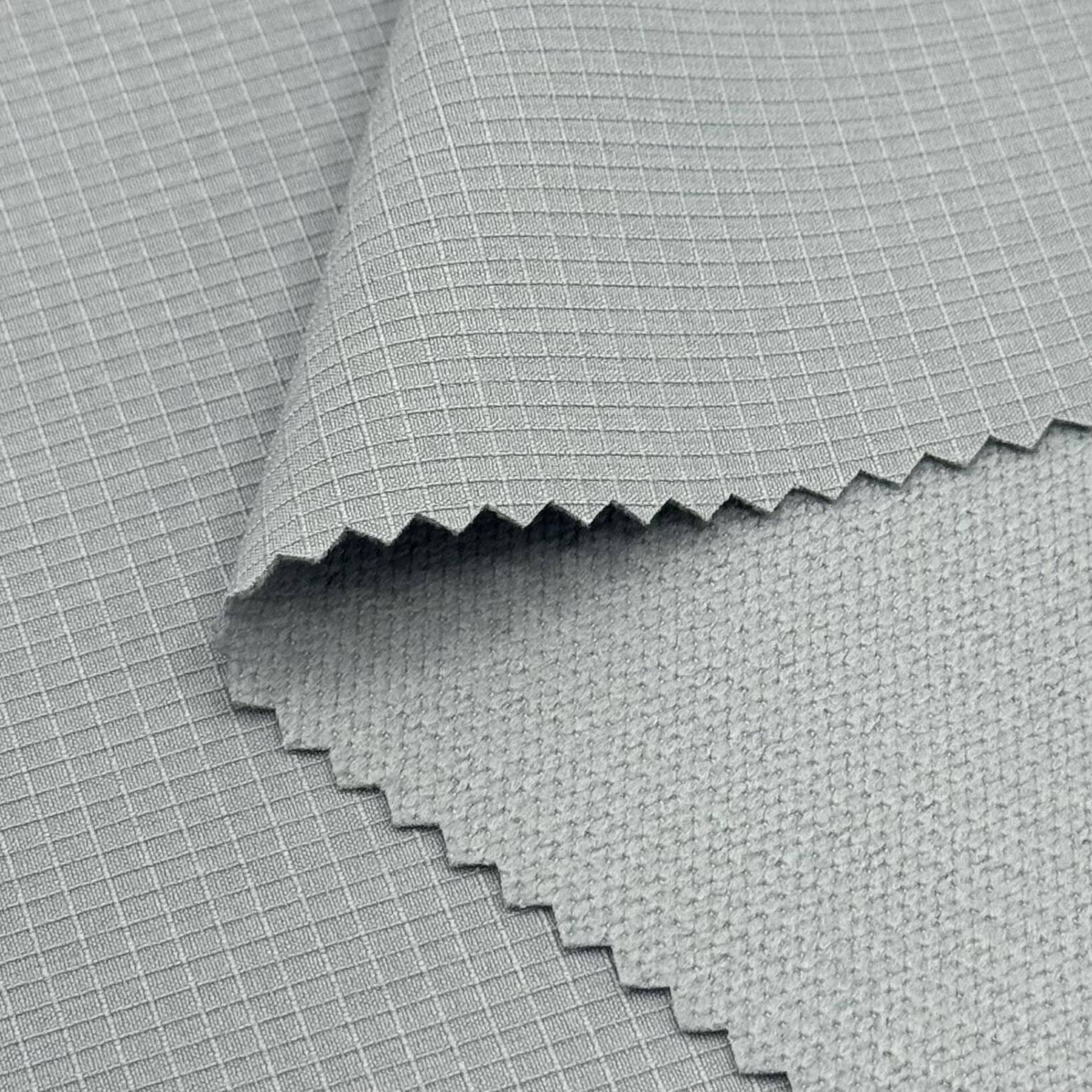 In che modo i tessuti in poliestere ed elastane migliorano comfort e prestazioni