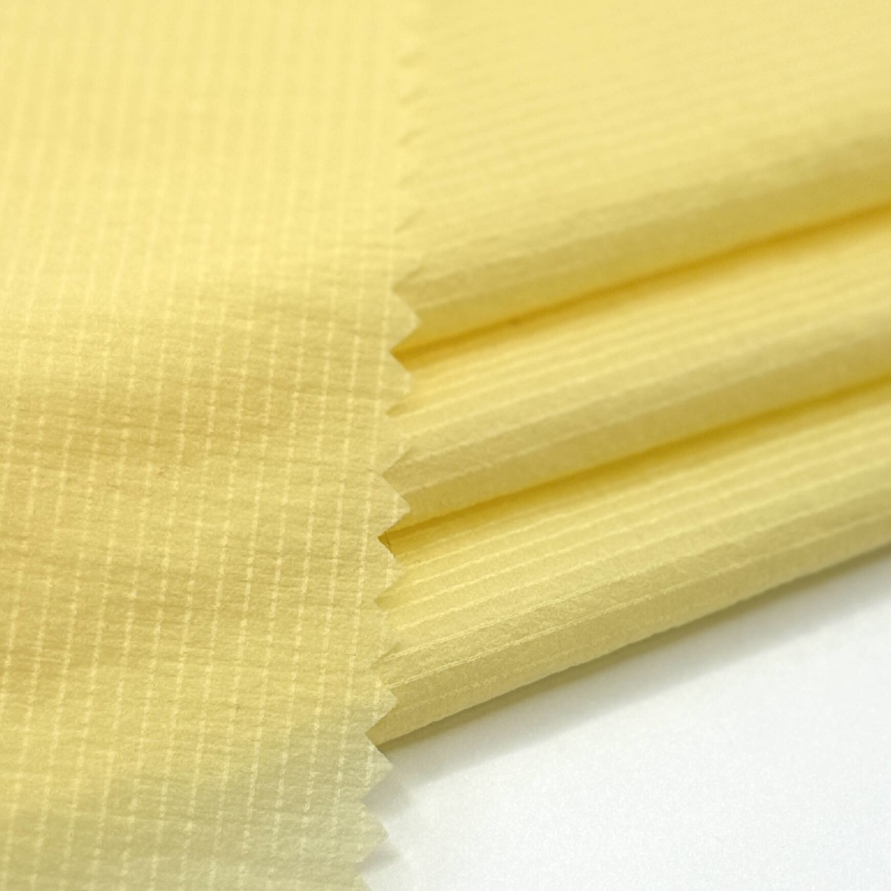 Quali sono i vantaggi dell’utilizzo del tessuto in poliestere, nylon e spandex nell’abbigliamento sportivo?