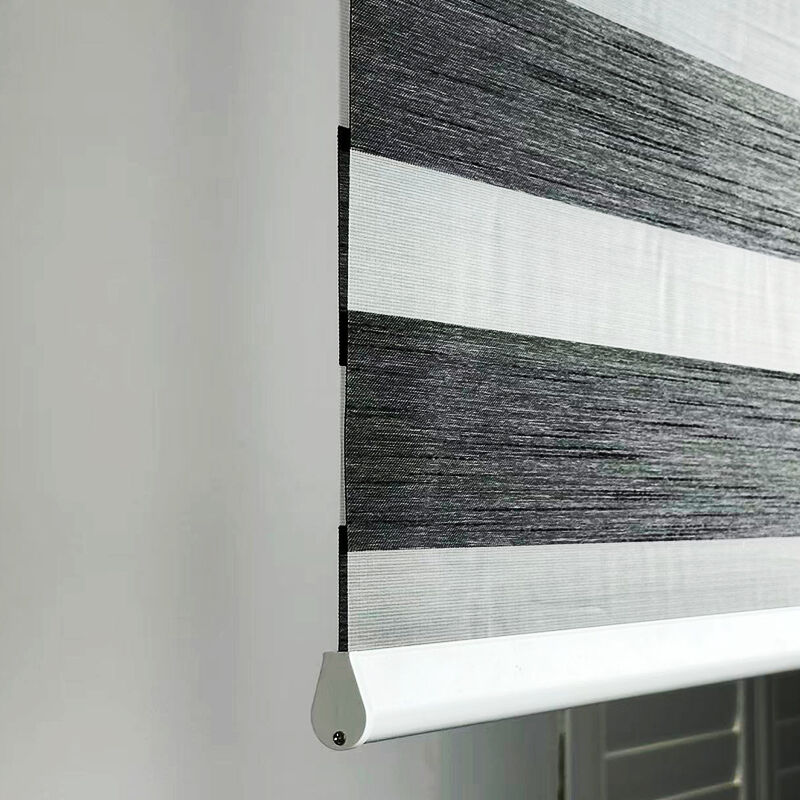 Smoother system which allows you to operate with just one hand slats are raised and lowered, the blind can be completely open and close.