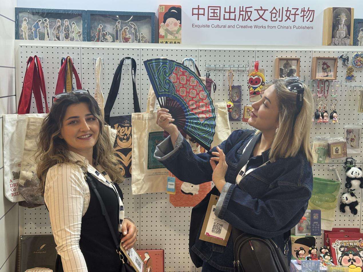 For the first time, Chinese publishing and cultural creative products made a collective appearance at an overseas book fair, captivating international readers with tangible Chinese stories.