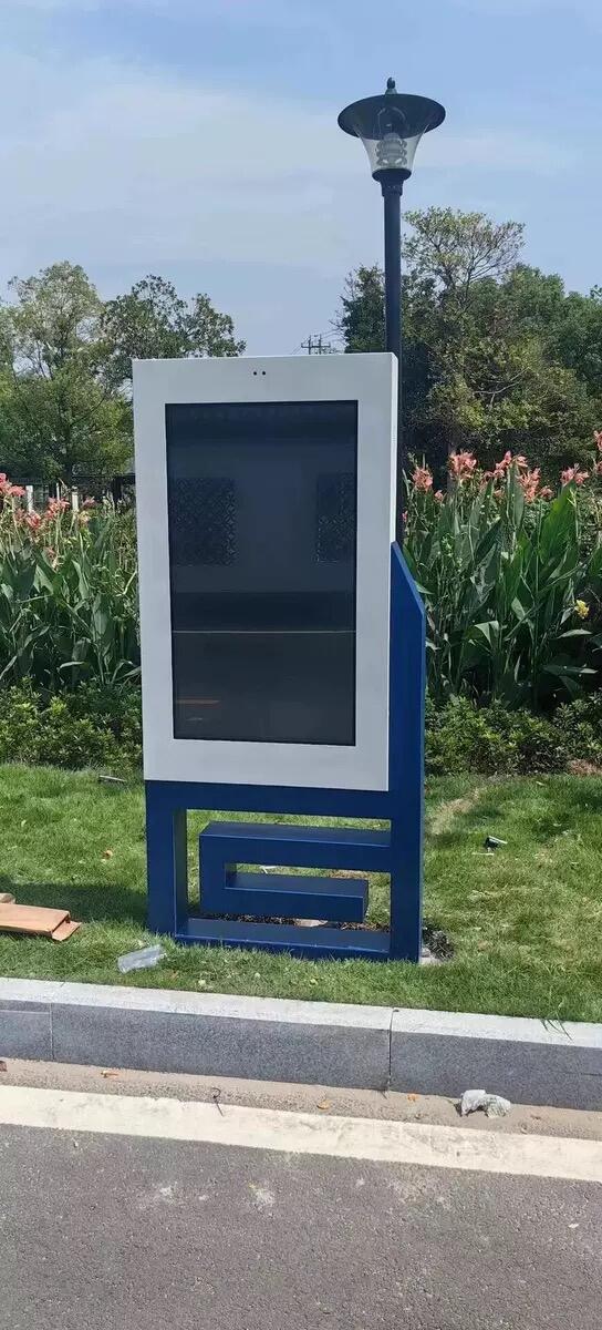 How Does an Outdoor LCD Display Advertising Screen Perform in Sunlight?