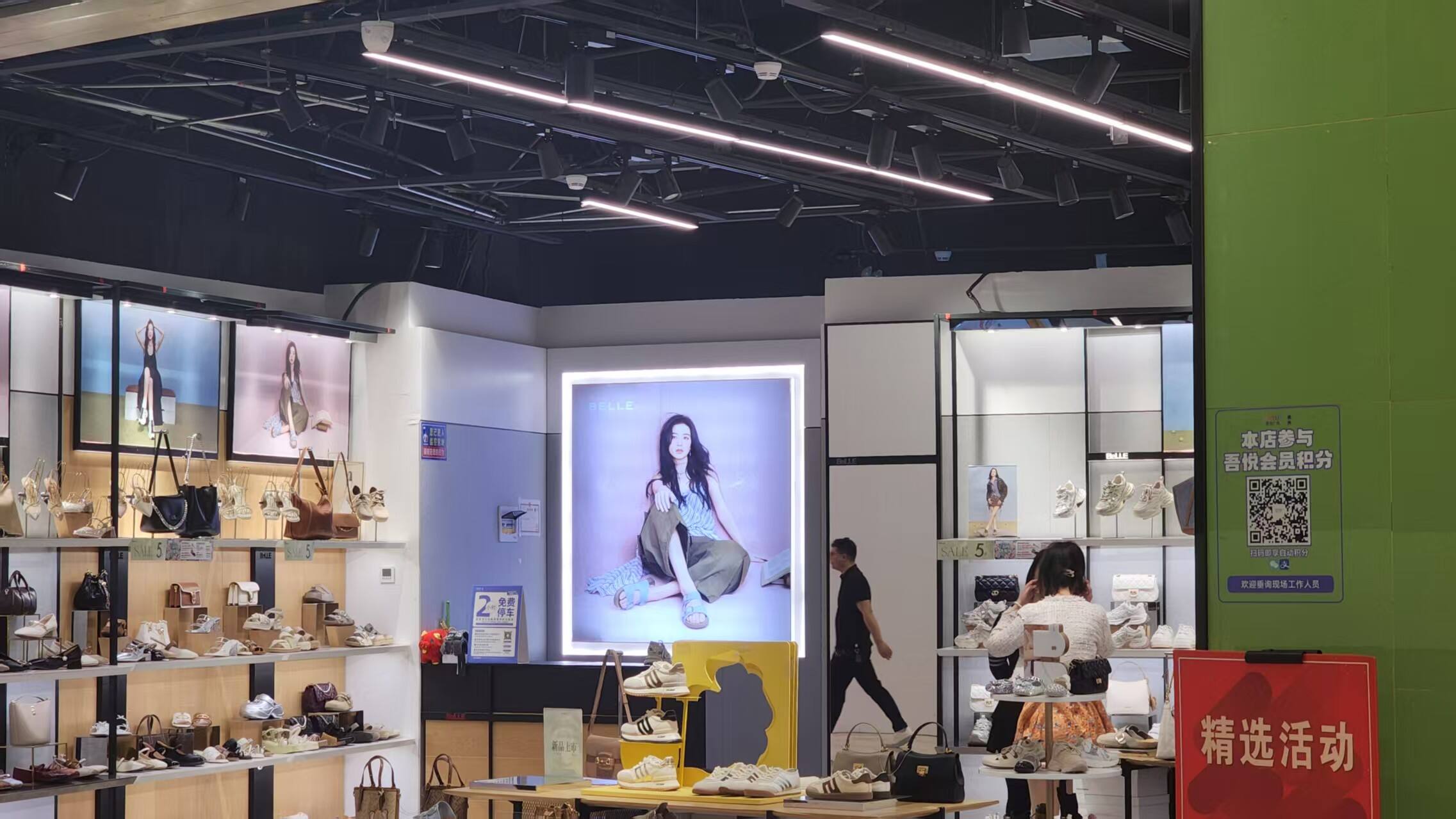 Square LED Screen Solutions - High-Performance Modular Display Technology