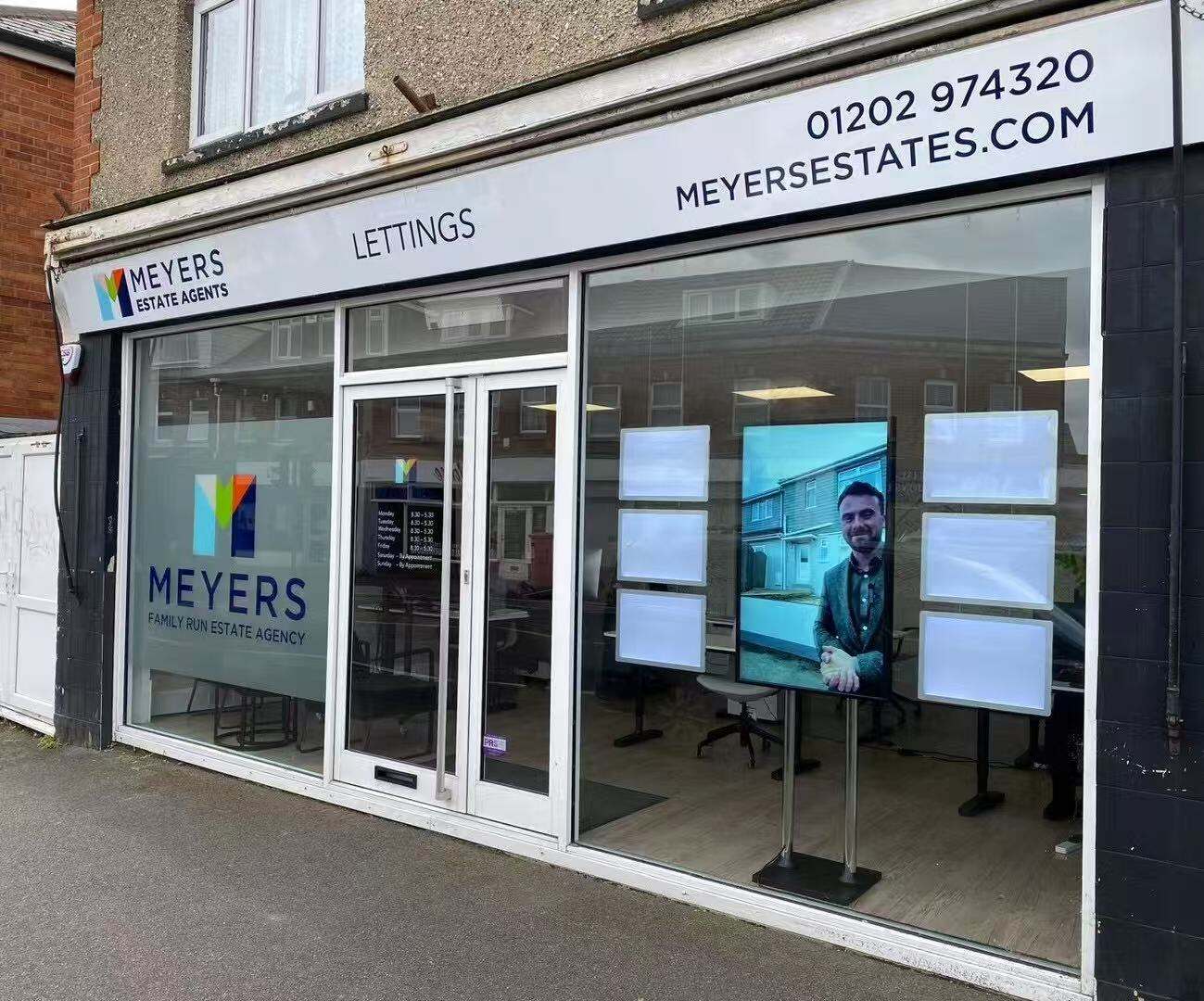 Ultra-Wide Aspect Ratio Innovation for Maximum Visual Impact