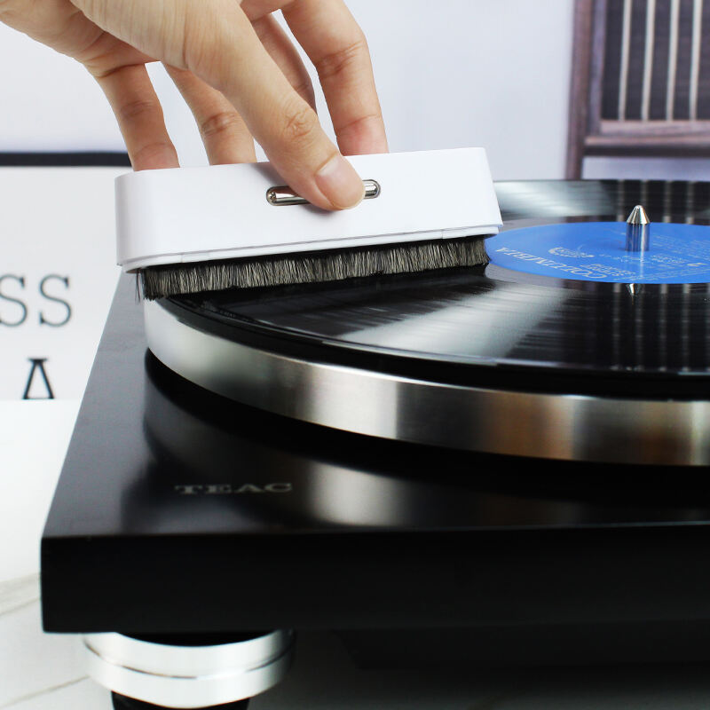 La fabbrica vende un kit economico e conveniente per la pulizia e manutenzione dei dischi in vinile 3-in-1