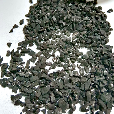 Cur carbo activatus ex testa cocos praefertur ad filtrandum aquam potabilem?