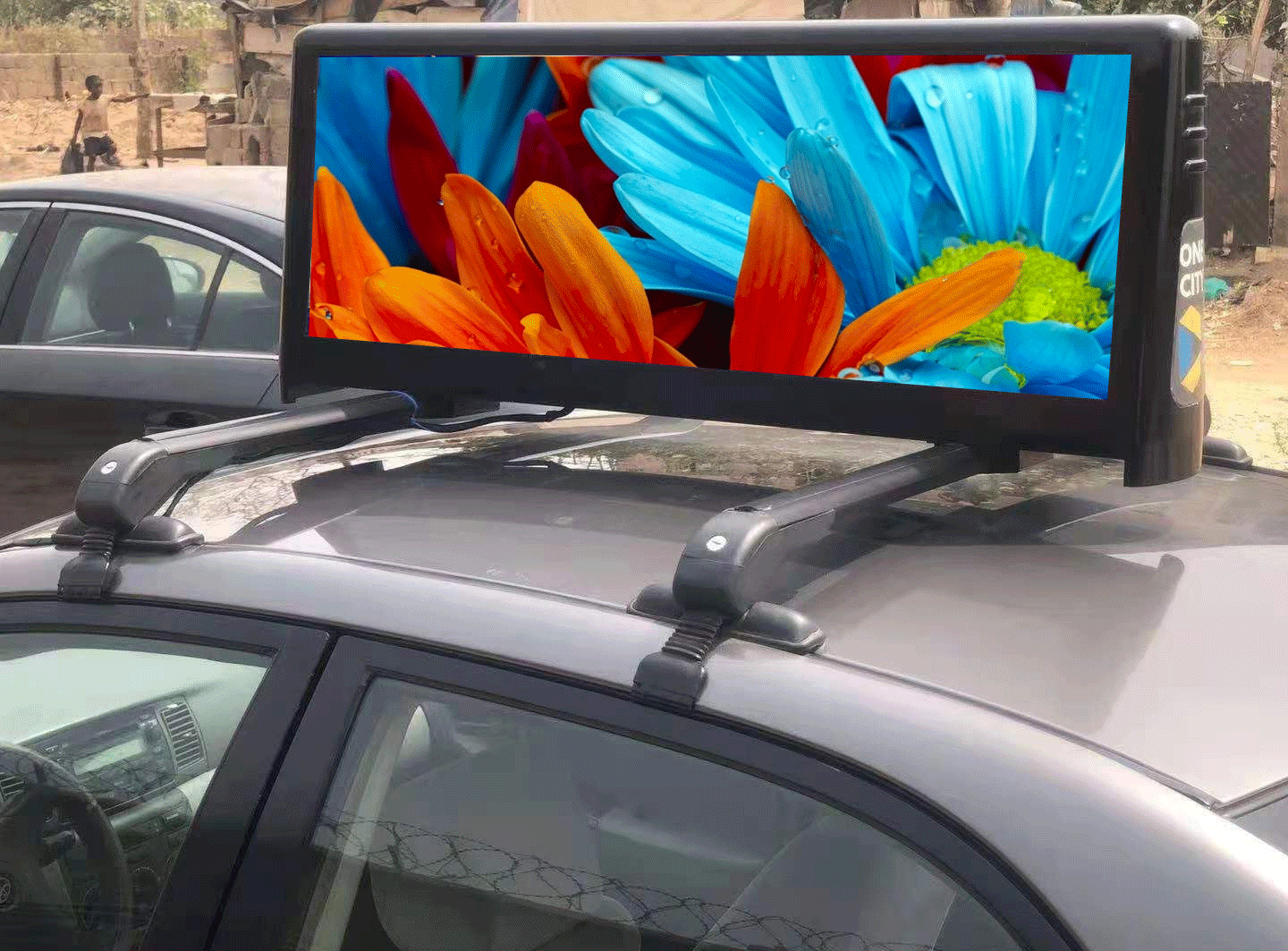 Which taxi top LED displays support 4G real-time transmission?