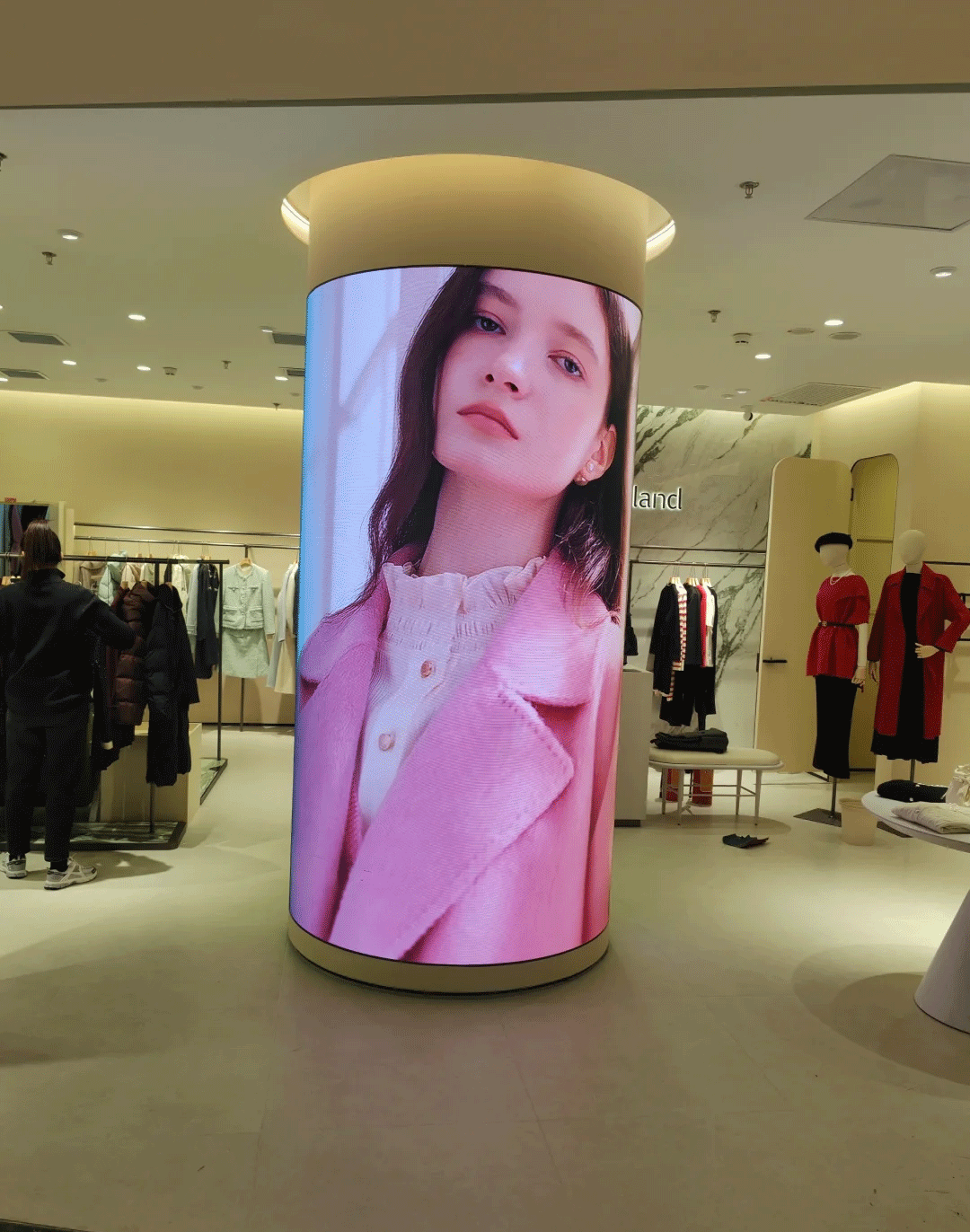 هل يمكن لشاشات LED المرنة التكيّف مع التركيب على الأسطح المنحنية؟