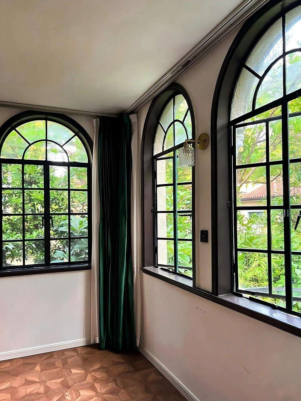 Can custom steel windows improve energy efficiency in modern builds? 