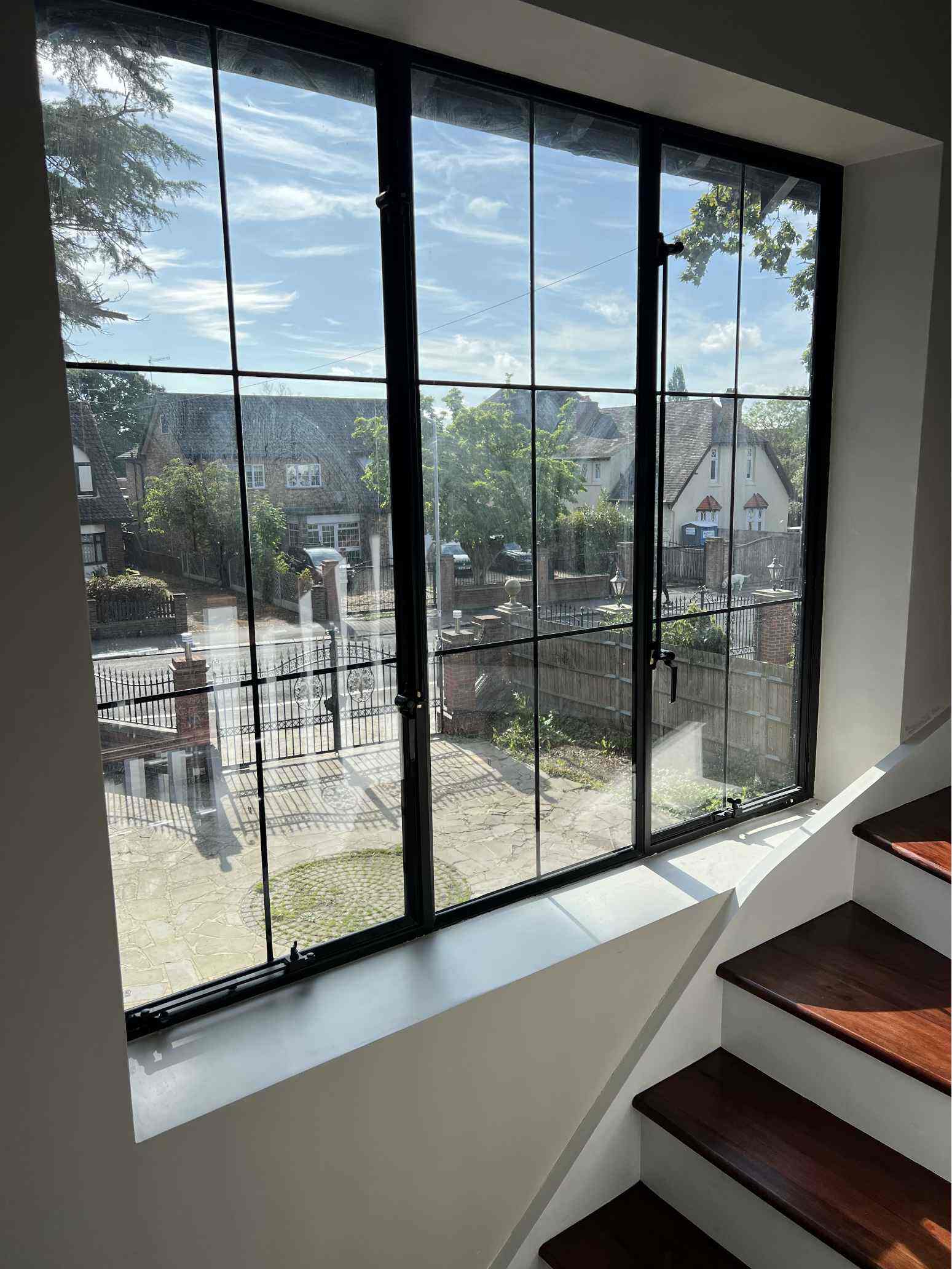 Stalowe okna i drzwi: Jak mogą przekształcić wnętrze Twojego domu?