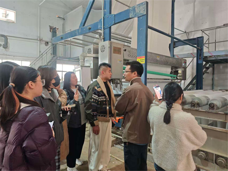 ทีมธุรกิจสิ่งทอเพื่อการครัวเรือนของ KXT ได้เสร็จสิ้นการฝึกอบรมนอกสถานที่อย่างประสบความสำเร็จ: เยี่ยมชมโรงงานย้อมผ้าลายริบเพื่อเรียนรู้กระบวนการผลิตและเปรียบเทียบมาตรฐานคุณภาพ