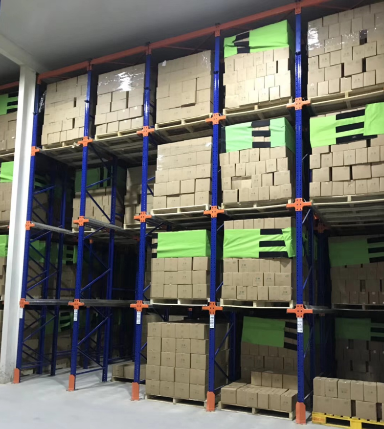 இடம் சேமிக்கும் ஓட்டுநர் வழியாகச் செல்லும் & ஓட்டுநர் வழியாக உள்ளே செல்லும் ரேக்கிங் அமைப்பு