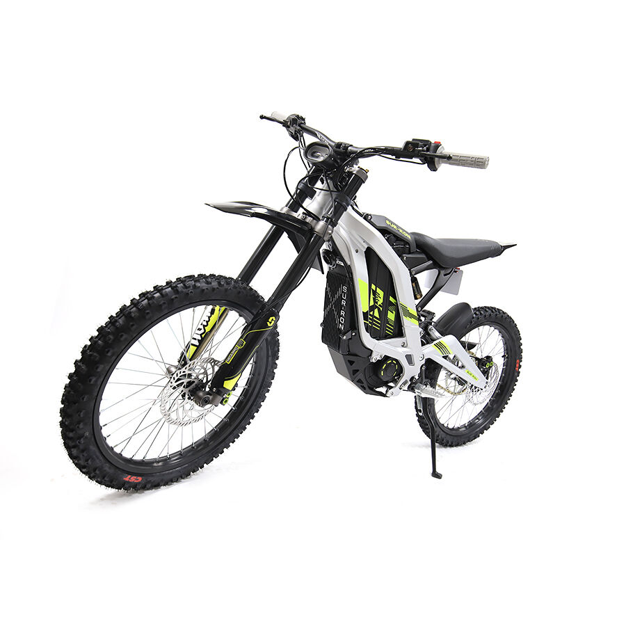 Quels avantages en matière de couple les motos tout-terrain électriques Surron offrent-elles pour franchir des troncs d’arbre ?