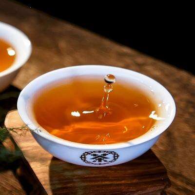 강한 맛의 음료를 거부할 수 없으신가요? 블랙 티를 경험해 보고 그 놀라운 향을 만들어내는 과정을 알아보세요!