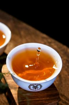 Non riesci a resistere a un drink robusto? Prova il tè nero e scopri come crea quell'aroma straordinario!