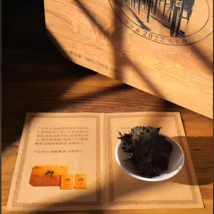 안녕하세요, 차 애호가 여러분! 검은 차를 탐구하고 시간이 지남에 따라 그 독특한 흙 냄새와 깊은 맛이 어떻게 발전하는지 알아보세요.