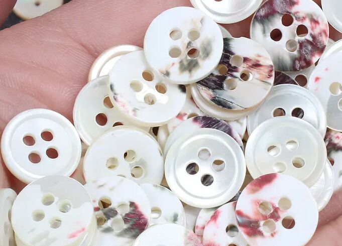 Types and characteristics of shell buttons