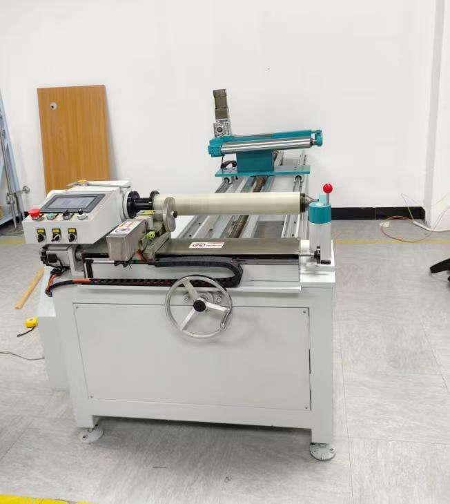 Stroj za automatsko rezanje i piljenje remena za prijenos snage