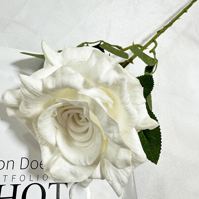 Лесно добавете дотик на eleganciq с фалшиви центроанси от хидрангии.