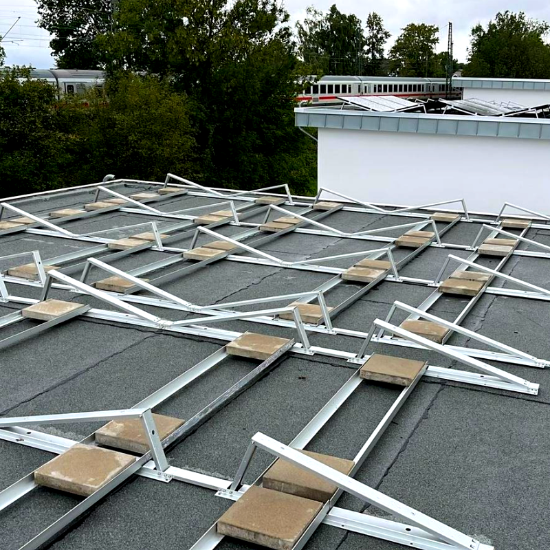 Structură pentru panouri solare fără railuri, cu balast, pentru acoperișuri plane, din aluminiu