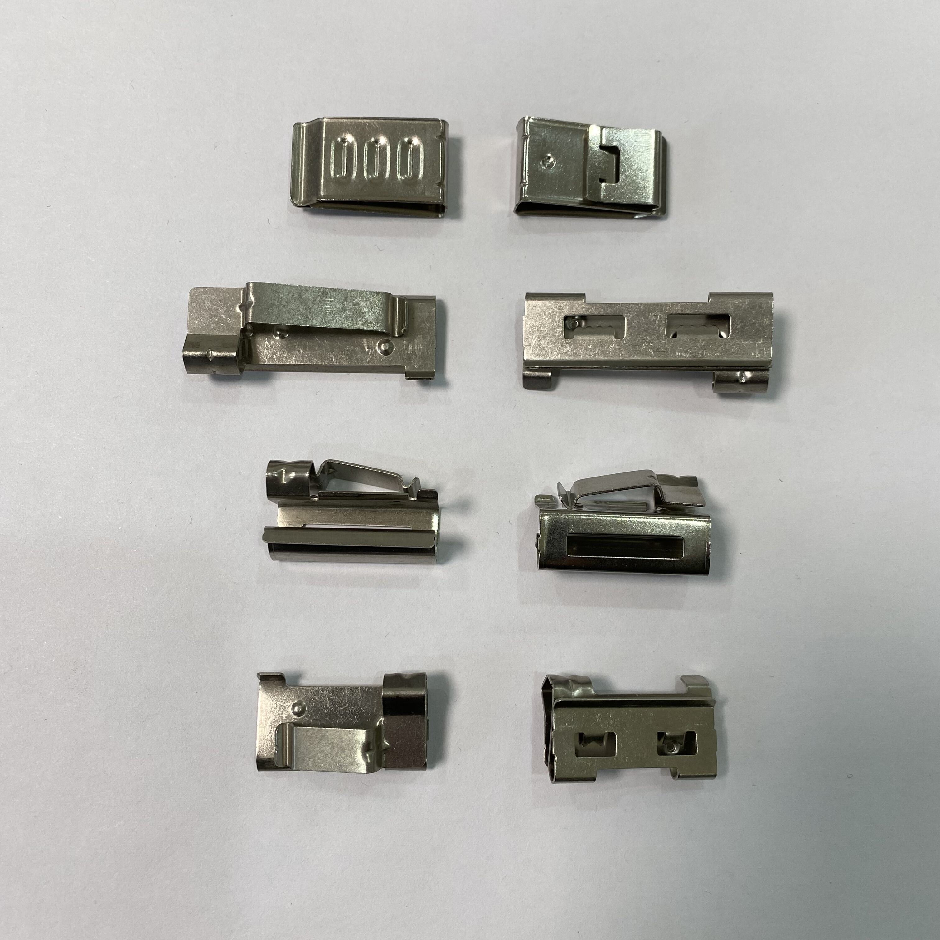 SFS-CC Kabelclip aus Edelstahl für 2- und 4-adrige Leitungen sowie für 90- und 180-Grad-Winkel, geeignet für rahmenbasierte und rahmenlose Solarmodule