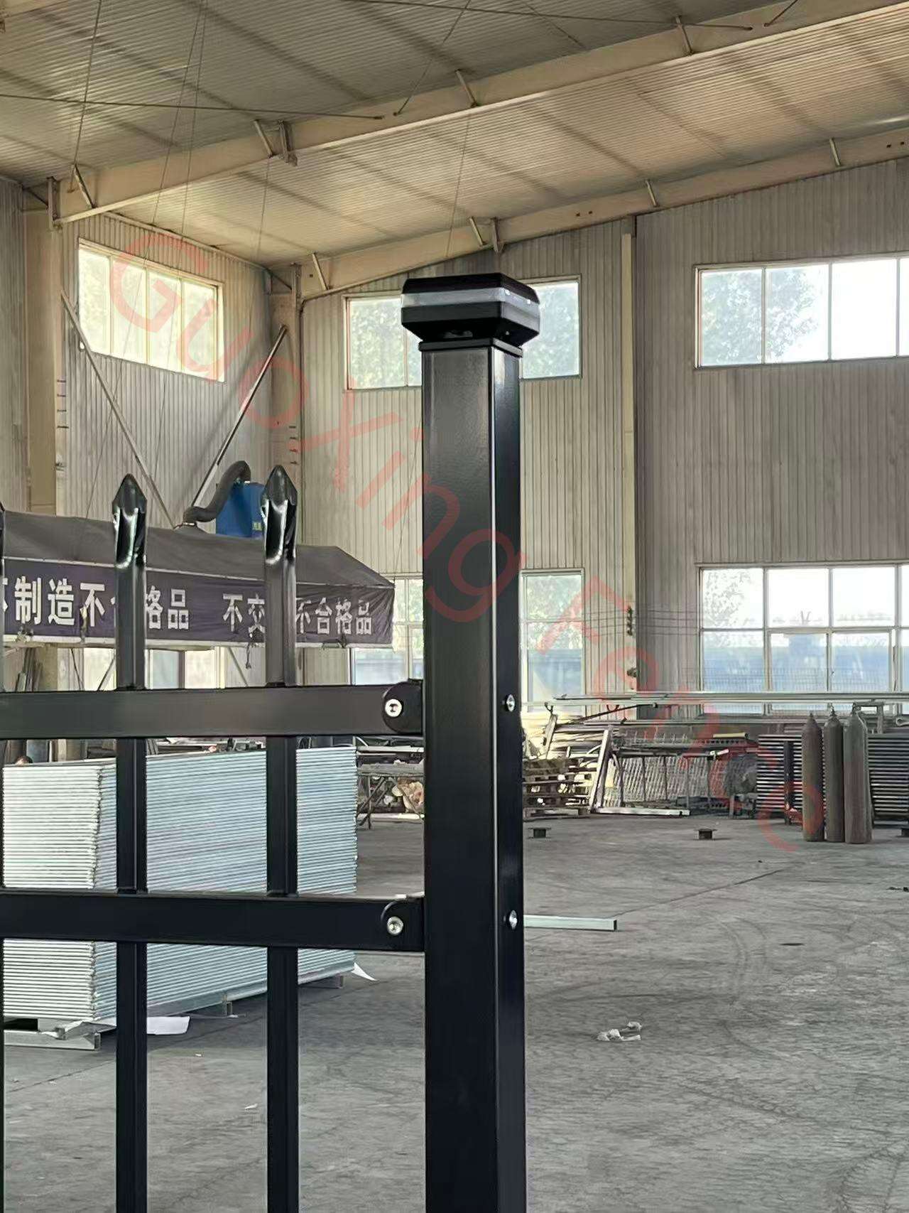 شركة AN PING GUOXING لمنتجات الشبكات السلكية المحدودة تُرسل بنجاح 7500 متر من السياج الفولاذي المجوف إلى أمريكا الجنوبية