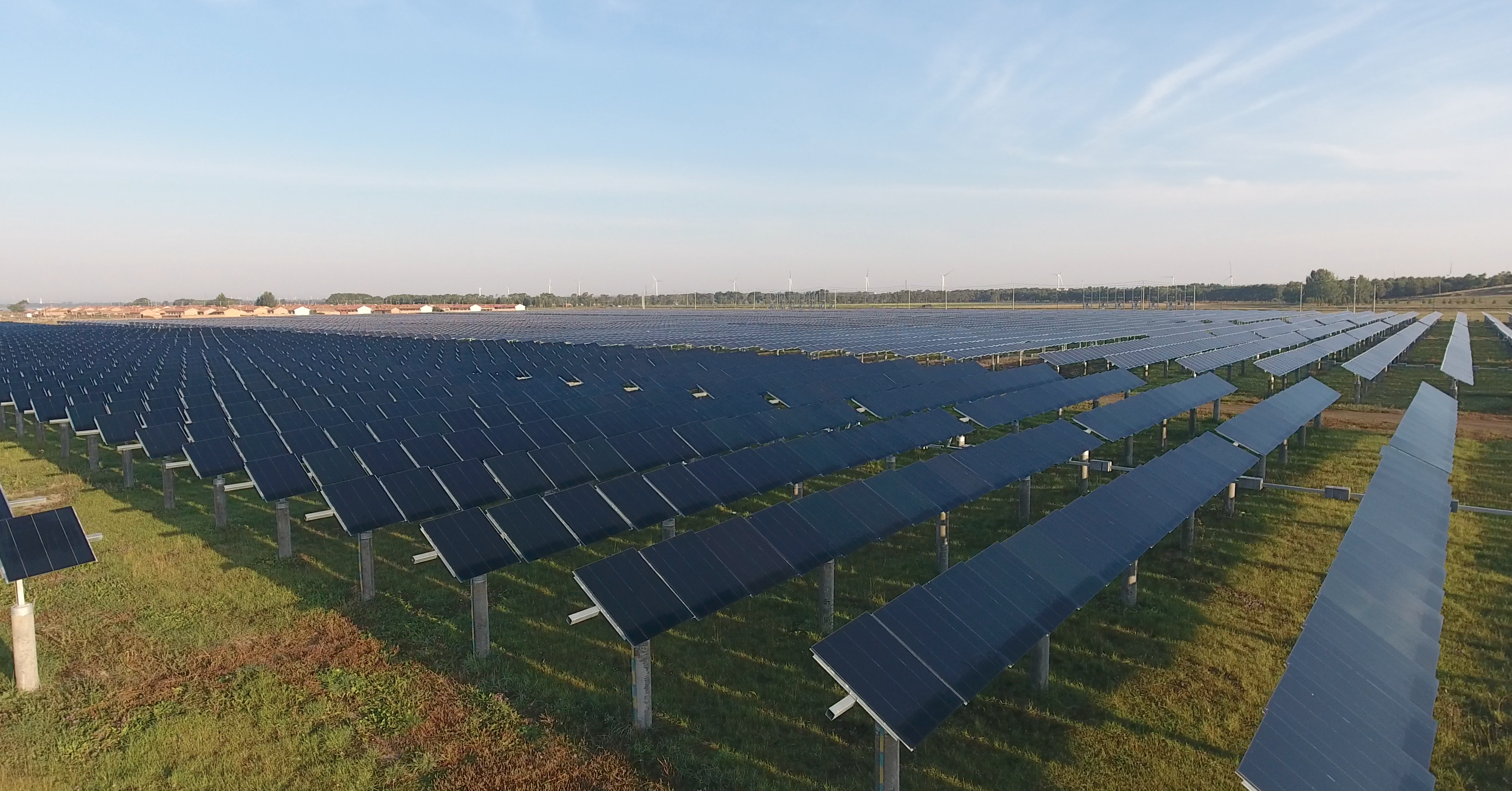 TCO camı, güneş enerjisi sistemleri için neden standart camdan daha iyidir?