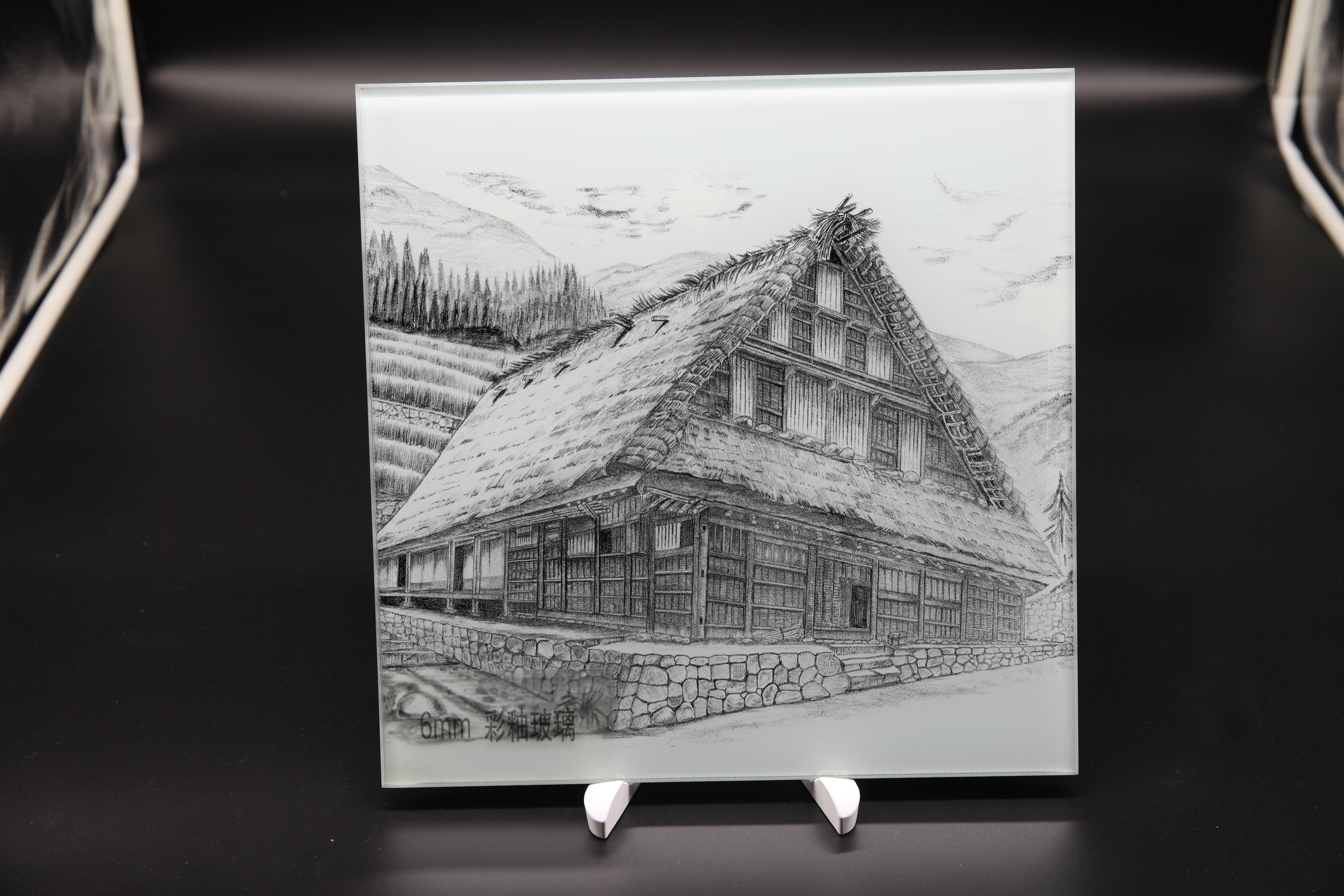 Sut mae gwydr arbennig yn datrys problemau effeithlonrwydd ynni?