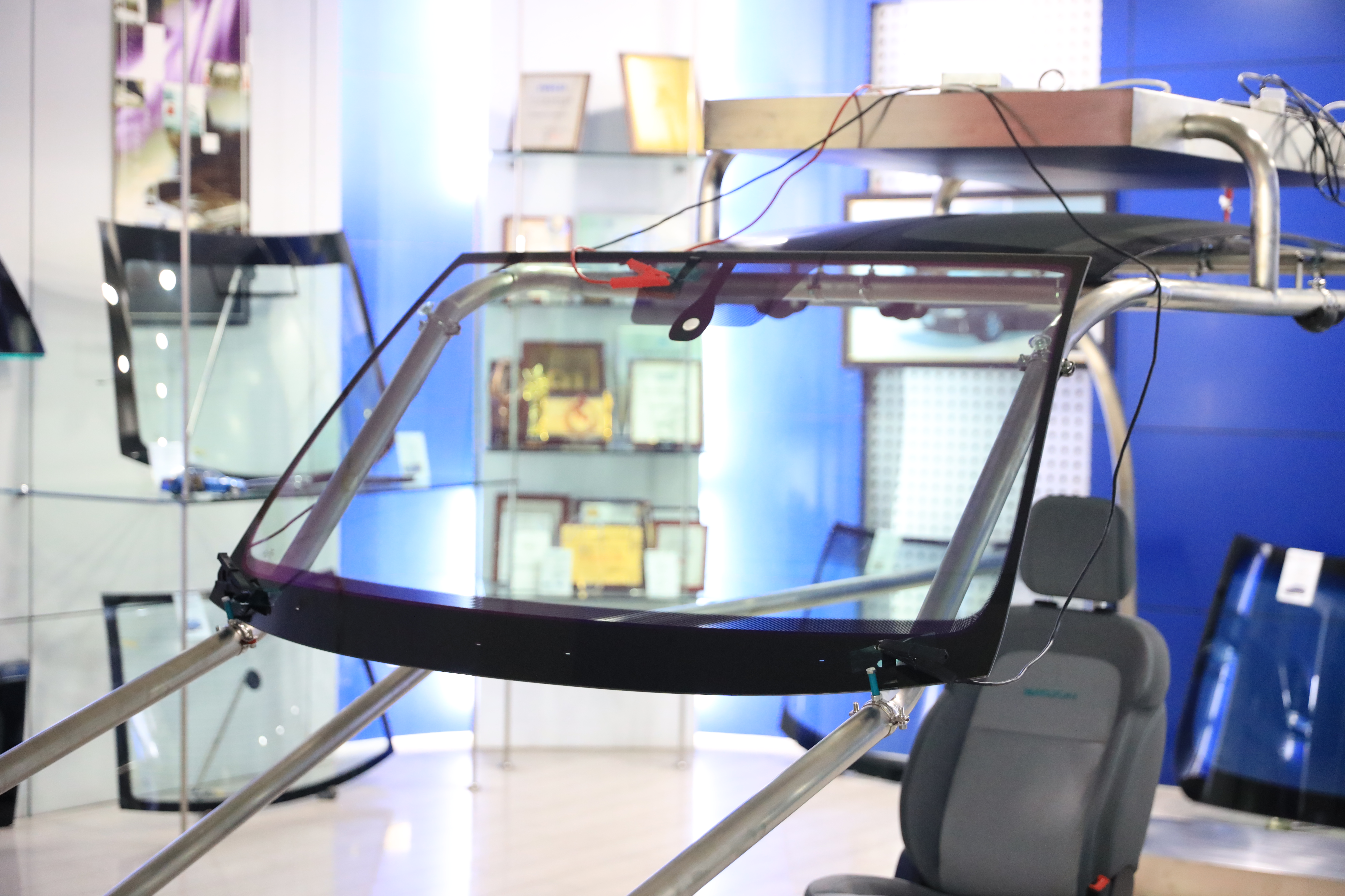 Pan ydych chi'n dewis gwydr arbennig yn hytrach na'r opsiynau safonol?