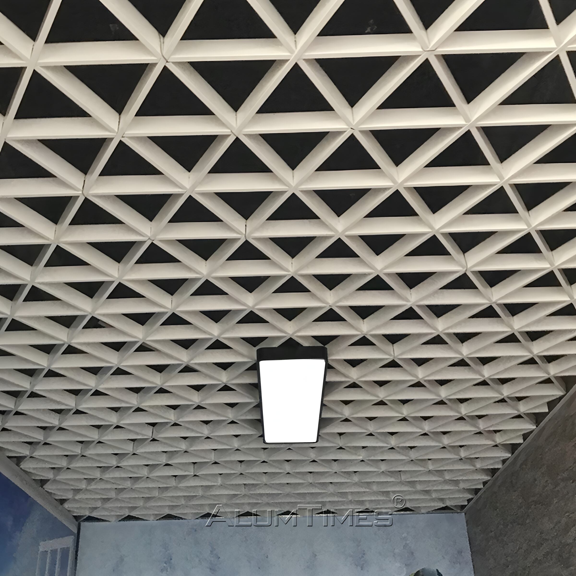 Sistem Plafon Grid Aluminium Fleksibel Berbentuk Segitiga — Kelas ...