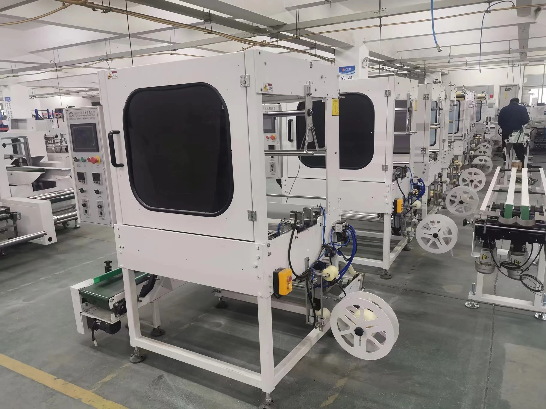 Główne korzyści wynikające z zastosowania maszyn do automatycznego pakowania w produkcji