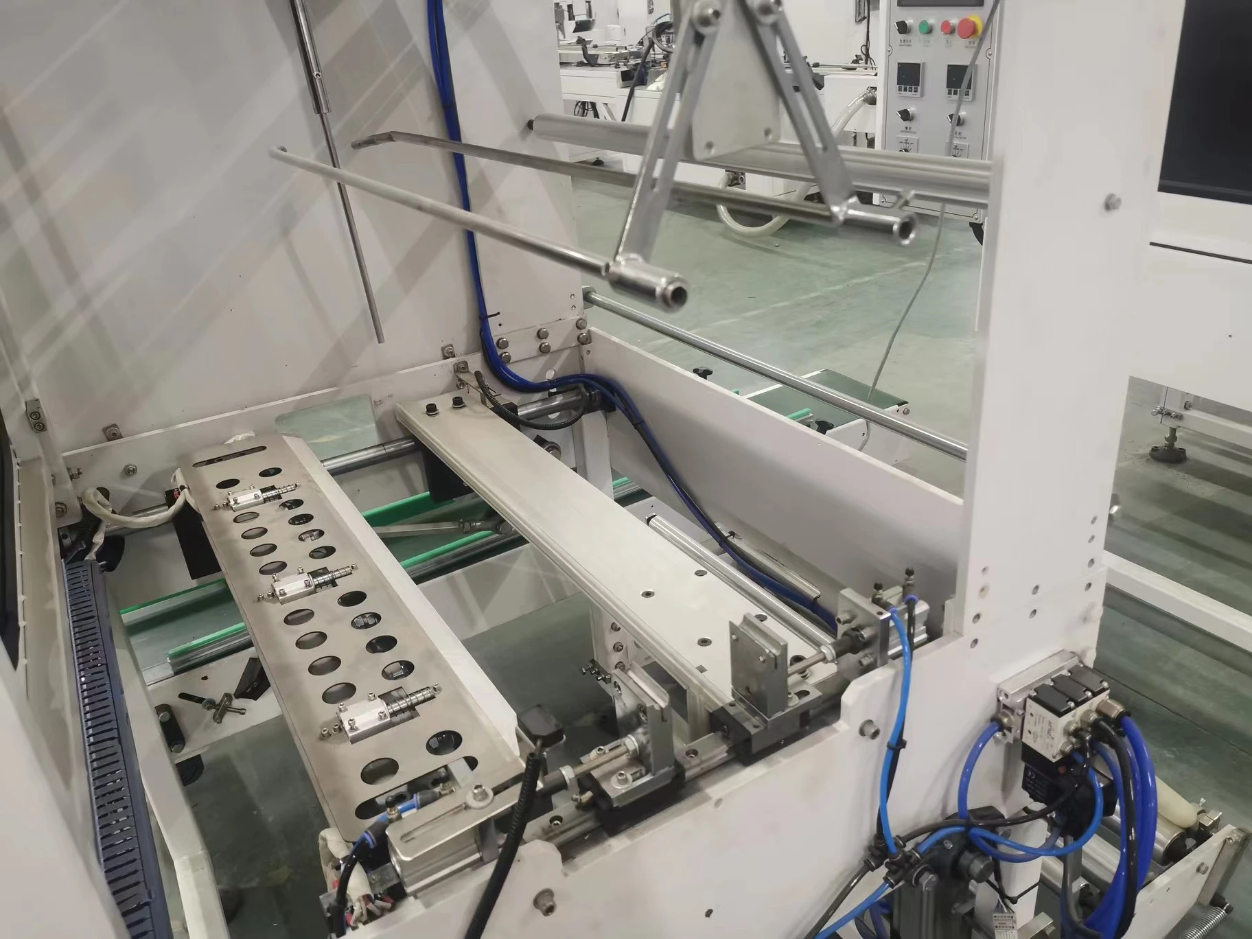 Maszyna do automatycznego pakowania kontra ręczne pakowanie: która zapewnia większe oszczędności?