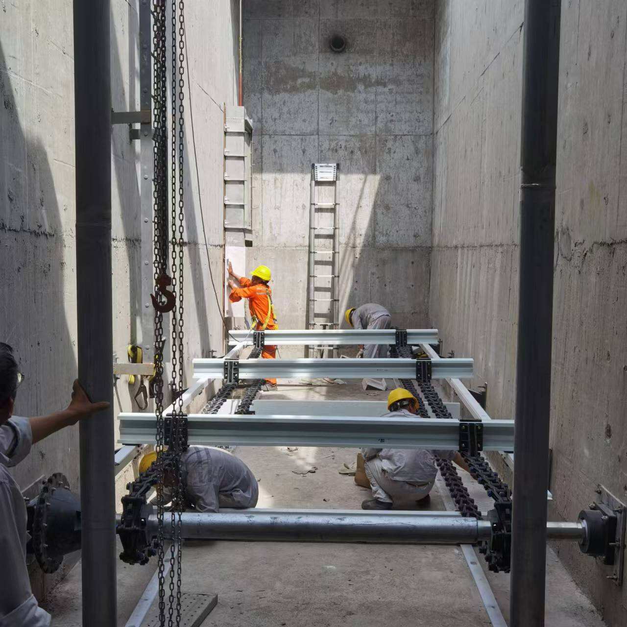 Quale raschiatore garantisce un'elevata stabilità per i serbatoi di sedimentazione?