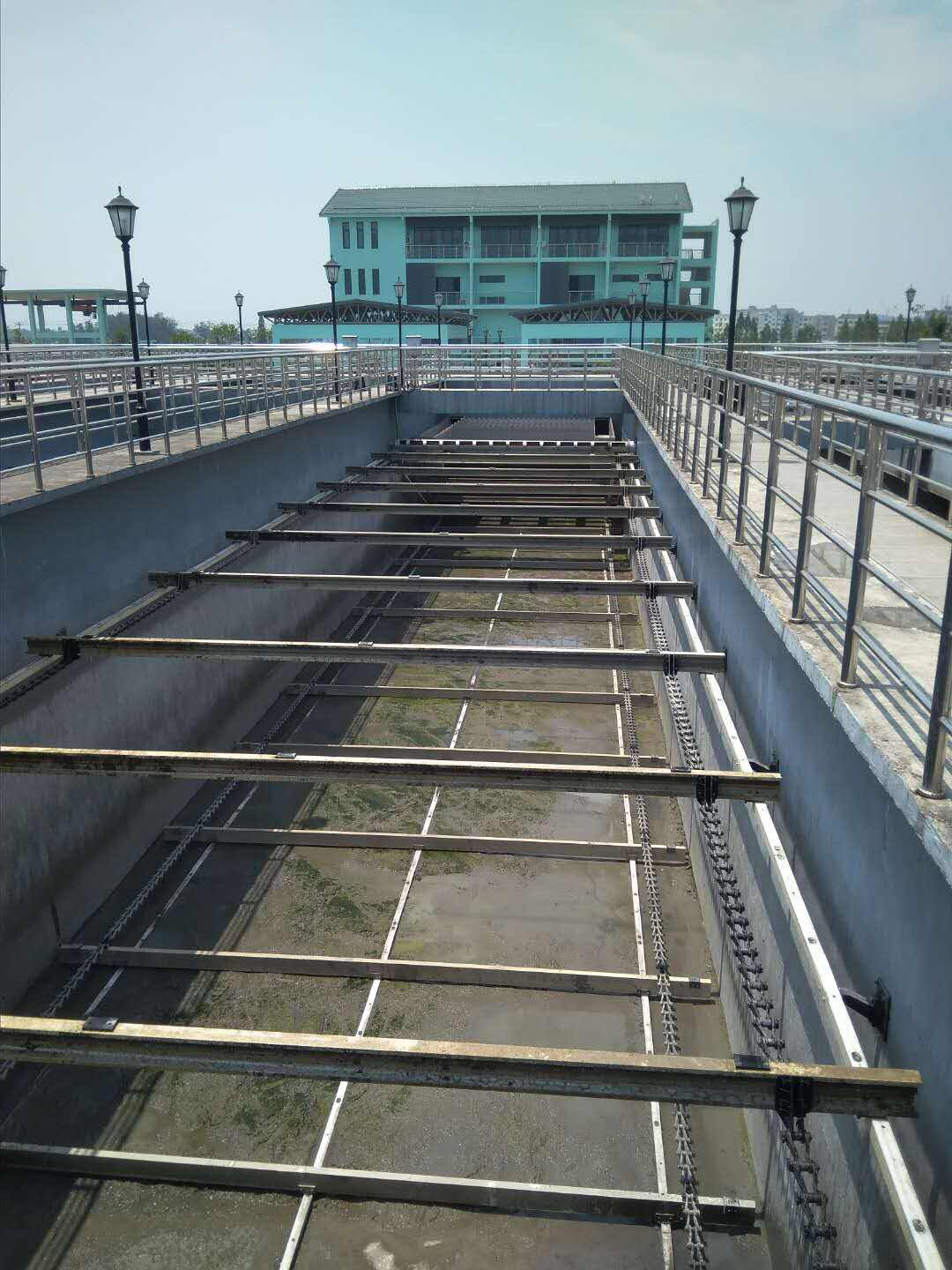 Sistema de rastrillo para la industria de energías renovables para tratamiento de aguas residuales