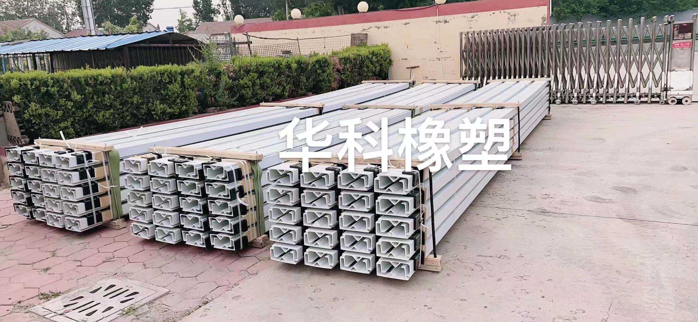 Planta de Tratamiento de Aguas Residuales con Alta Norma de Descarga: Rastrillos Confiables para Cumplimiento