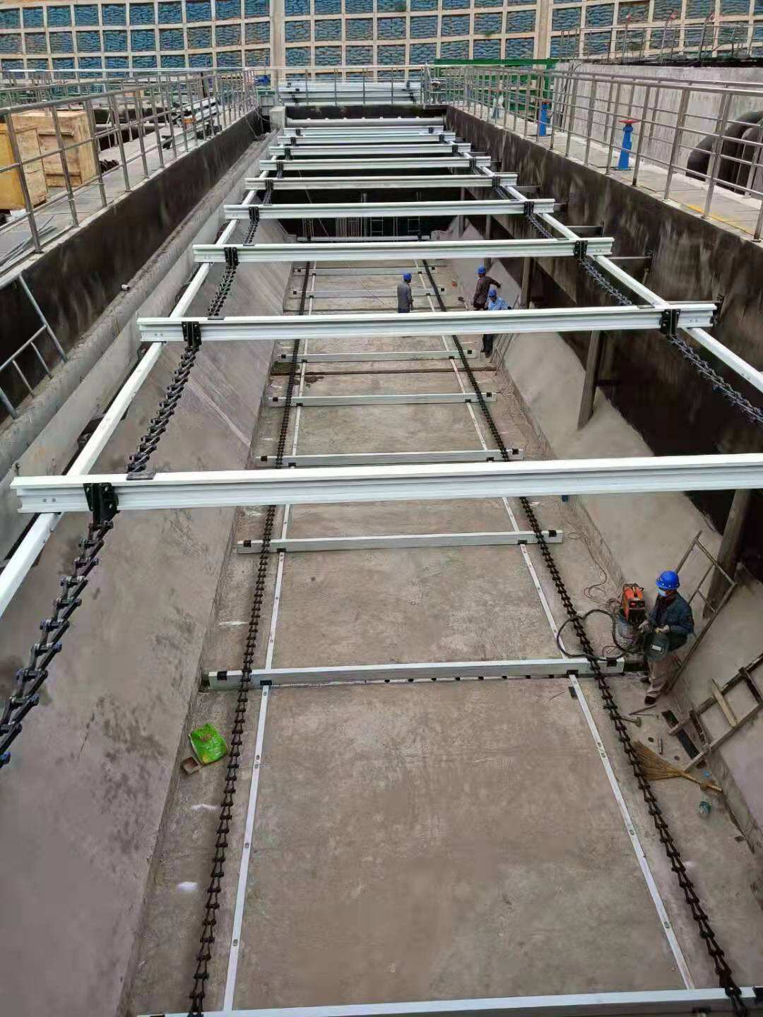 Nuestro equipo de tratamiento de aguas residuales resistente a la corrosión: rastrillos no metálicos