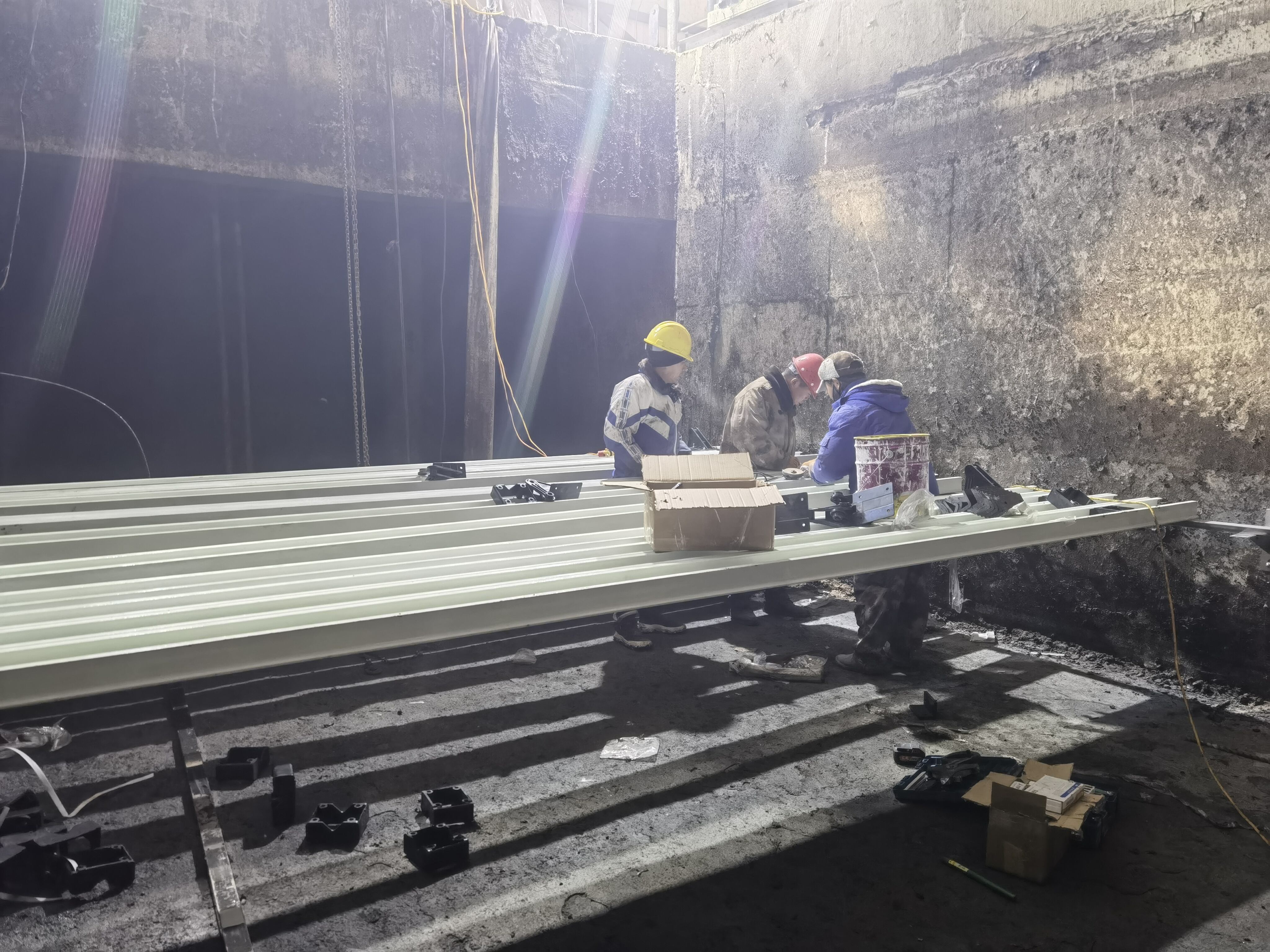 Rectangular pool sludge scraping system