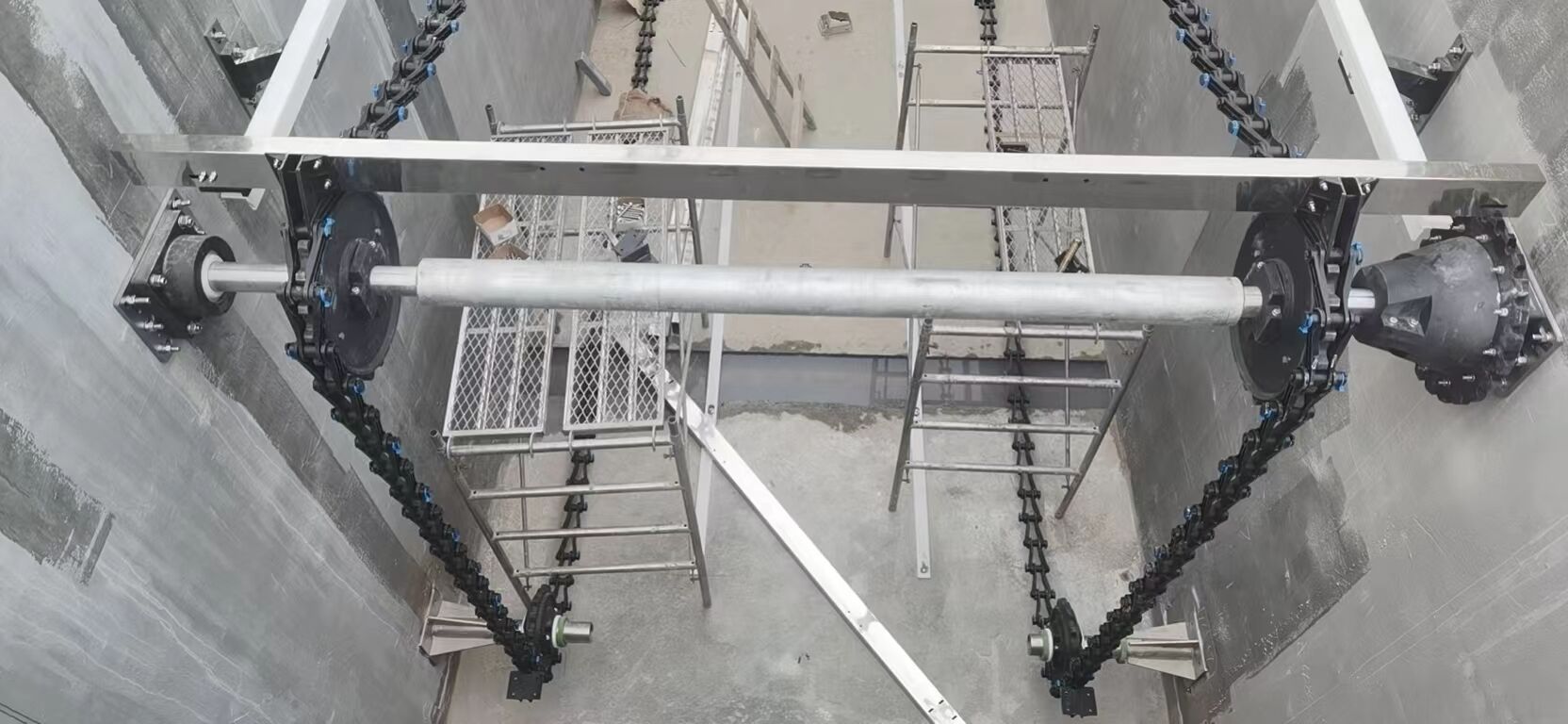 Răzuitoare cu lanț non-metalică pentru eliminarea noroiului din stațiile de epurare