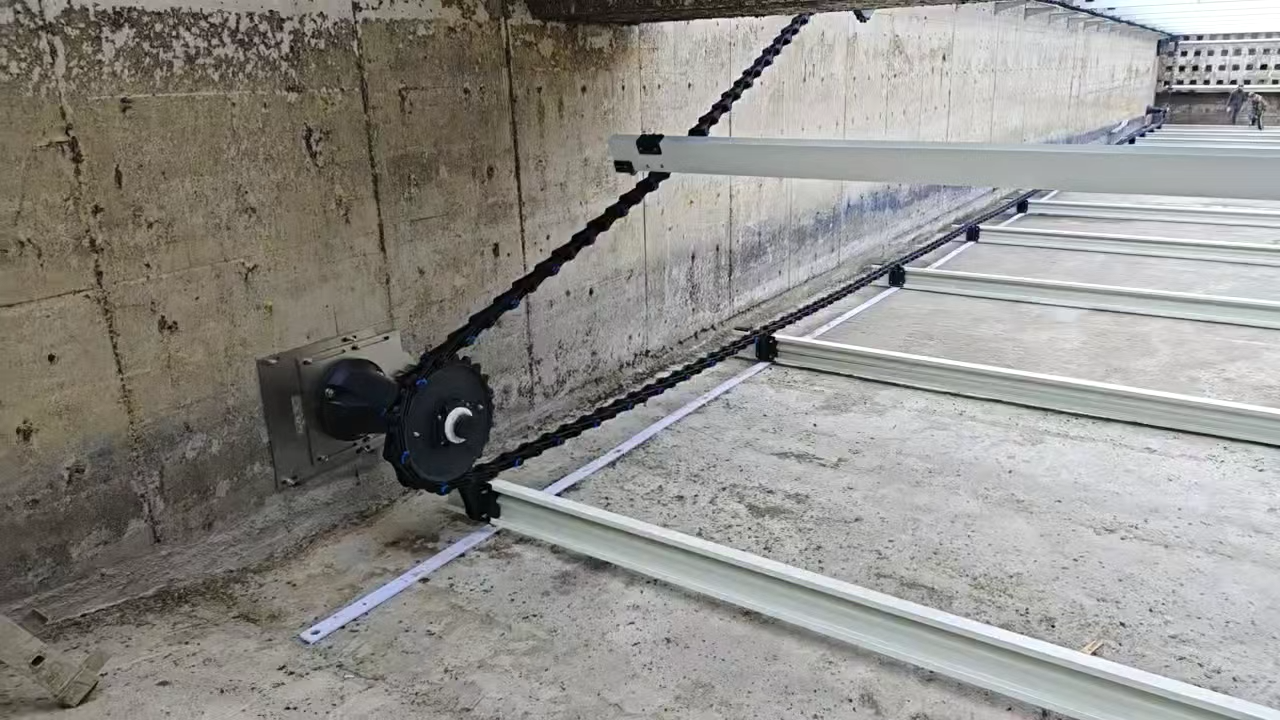 The sludge scraping equipment has strong corrosion resistance and is suitable for acidic and alkaline environments