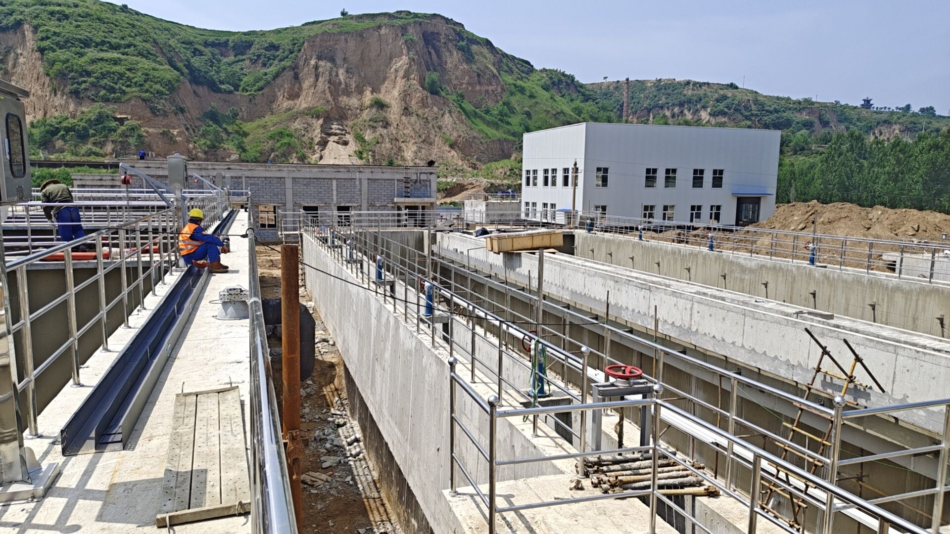 Nuestro sistema versátil de rastrillos no metálicos para tratamiento de aguas residuales