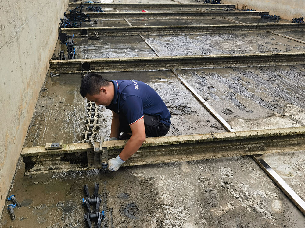 Non-metal sludge scraper installation