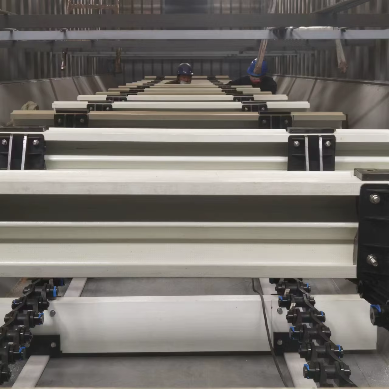 Arrelat Profundament en la Indústria per Establir un Referent: Hengshui Huake, un Fabricant Fiable de Rasquetes No Metàl·liques per a Dipòsits Secundaris de Sedimentació