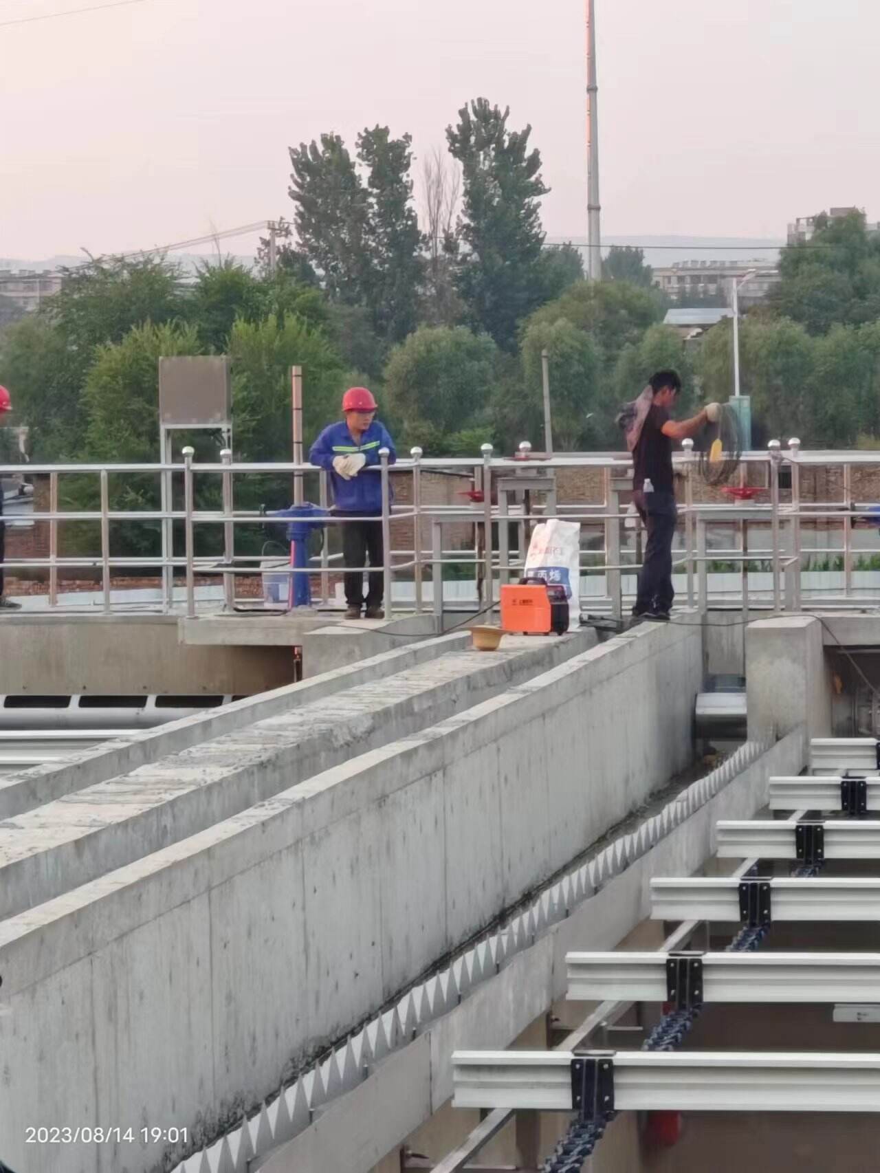 Equipos de rastrillo volante para aguas residuales municipales: Mejora del tratamiento urbano de aguas residuales