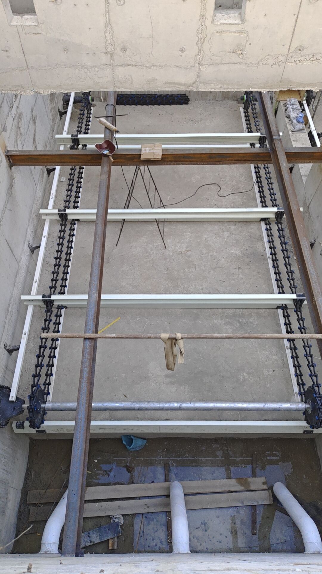 Un raspador volante eficiente para un tanque de sedimentación está meticulosamente diseñado para maximizar la velocidad y la completitud del proceso de sedimentación.