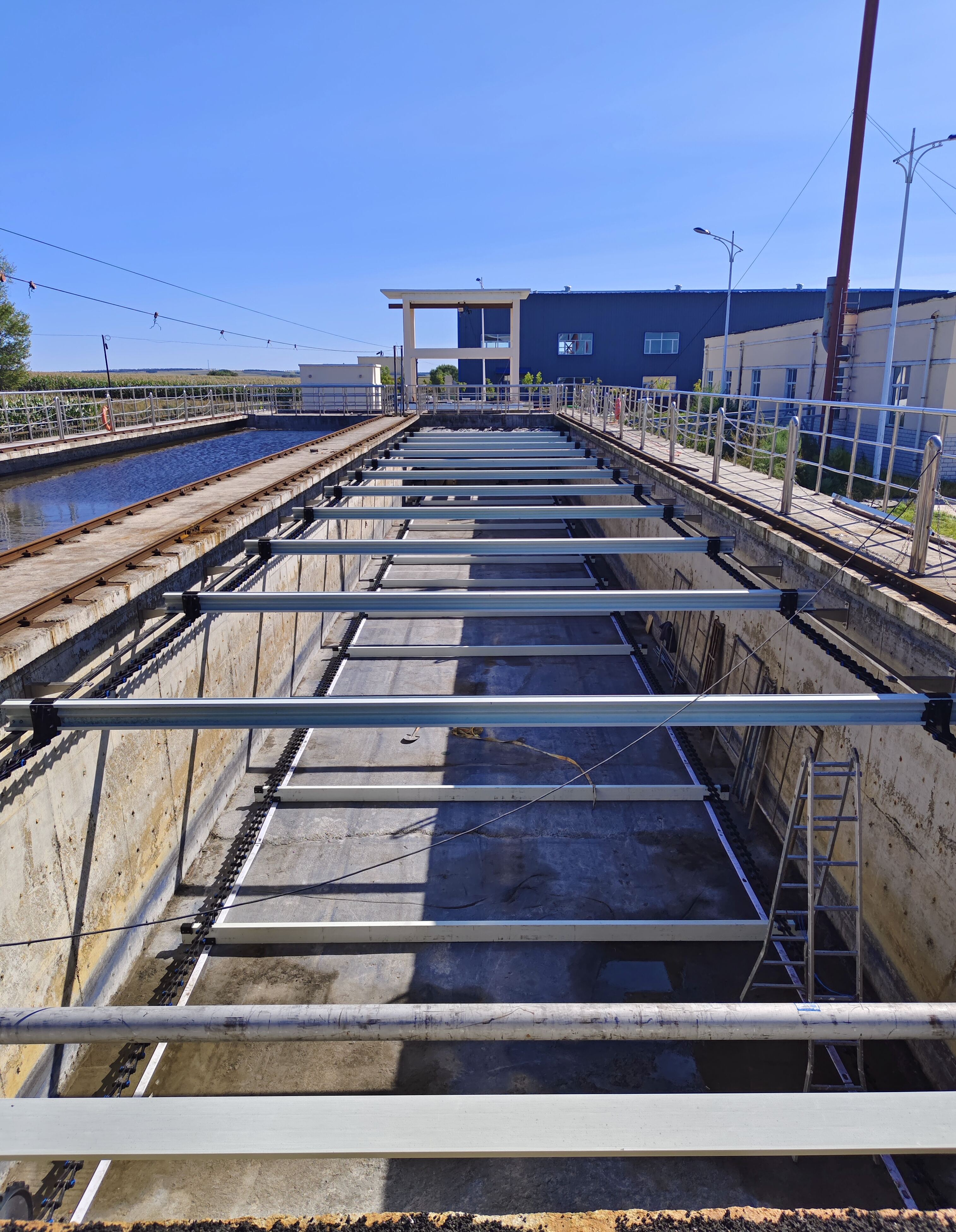 Sistem industrial de curelare zburătoare pentru ape uzate: Gestionarea apelor uzate complexe